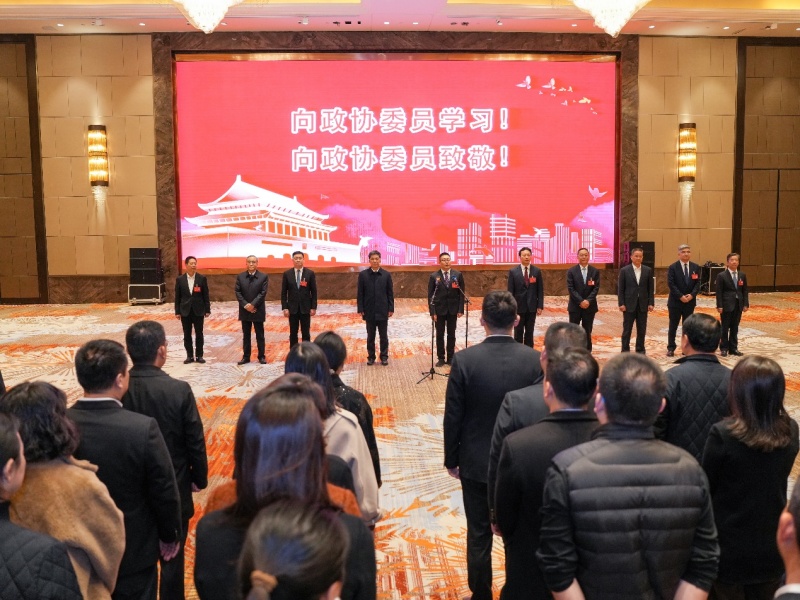 区领导亲切看望政协委员