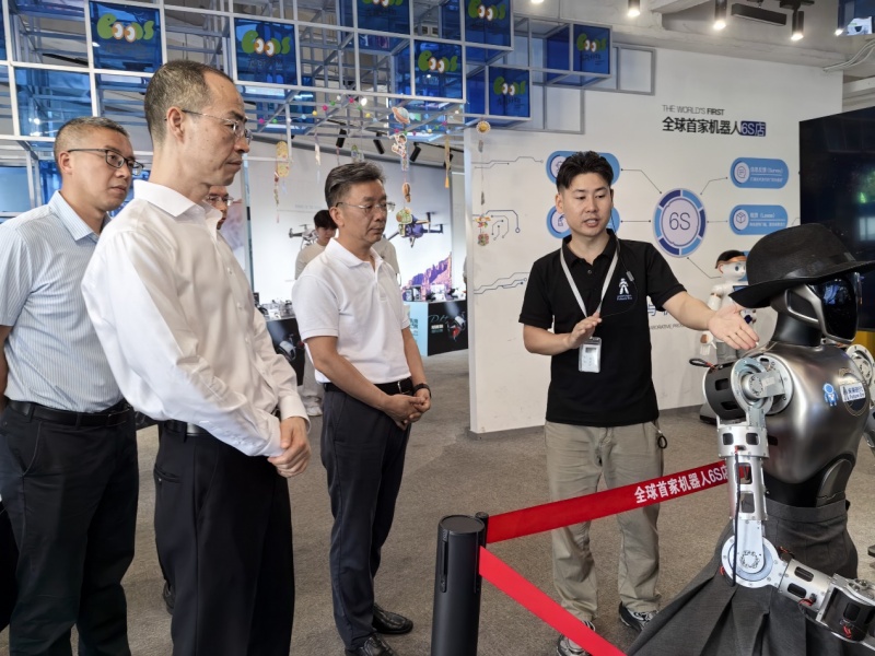 区政协围绕“瞄准AI终端产品方向，引进和培育大企业集团” 主席会议协商课题开展考察活动